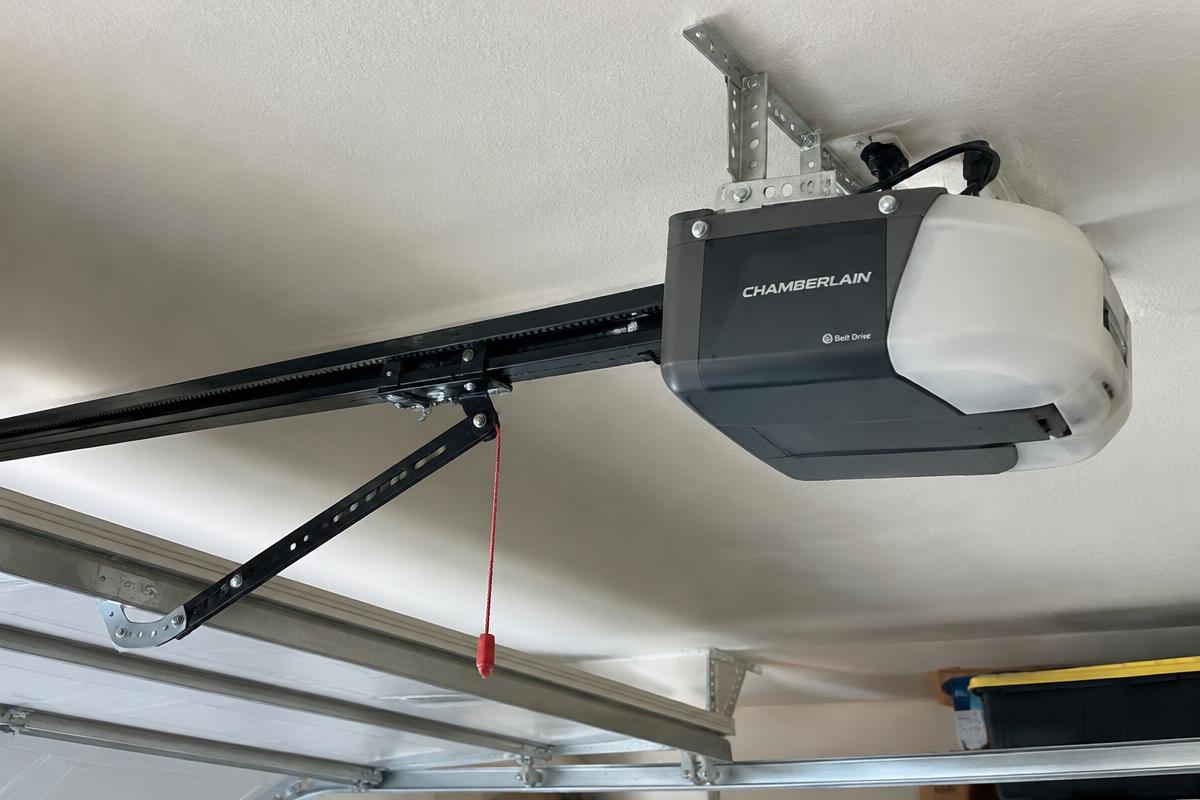 Illustration of a garage door opener and drive rail